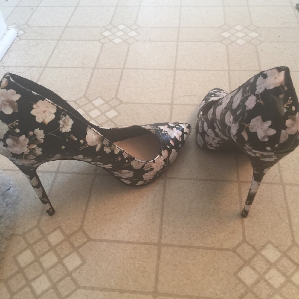 Flower print heels🌸
